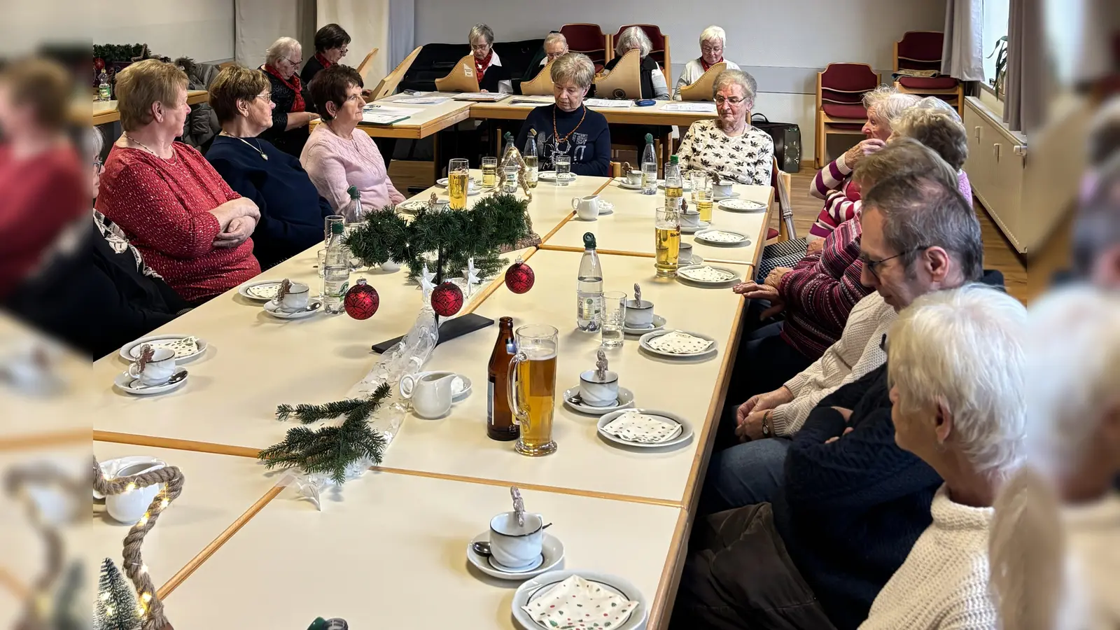 Mit dem von der Veehharfengruppe Neustadt gespielten Lied „Advent is a Leuchten” begann die stimmungsvolle Adventsfeier der Hutza Stub`n. (Bild: Christina Rosner)