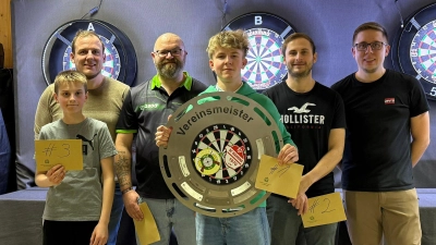 Im Bild hinten links Stefan Riedl „Vorsitzender und Organisator vom SC Mähring”, Viertplatzierter und Spartenleiter Dart „Grillmeier Markus”, Zweitplatzierter „Matthias Voith” und Martin Riedl „Vorsitzender und Organisator vom Schützenverein Linda Mähring. Vorne von links Drittplatzierter Johannes Schmeller und erneuter Sieger der Vereinsmeisterschaft Maximilan Schmeller. (Bild: Stefan Riedl)