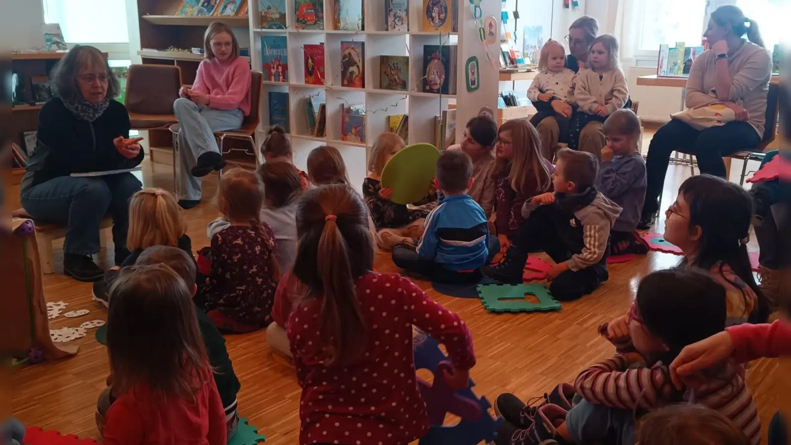 Bei der „Verschneiten Vorlesestunde” in der Pfarrbücherei Immenreuth lauschten die Mädchen und Buben aufmerksam den Geschichten vom kleinen Siebenschläfer. (Bild: Theresa Schwarz)