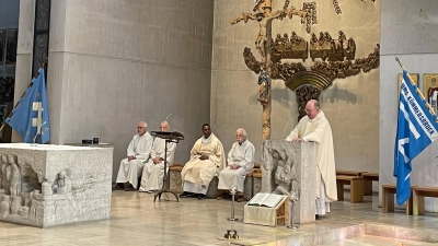 v.l.: Franz Meier, Michael Meier, Pater Maria, Pfarrer Wolfgang Bauer.  (Bild: Georg Straller)