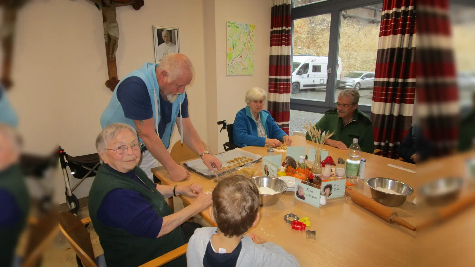 Vorbereitungen für die Weihnachtszeit: Plätzchen backen im Marienheim. (Bild: Daniela Donhauser)