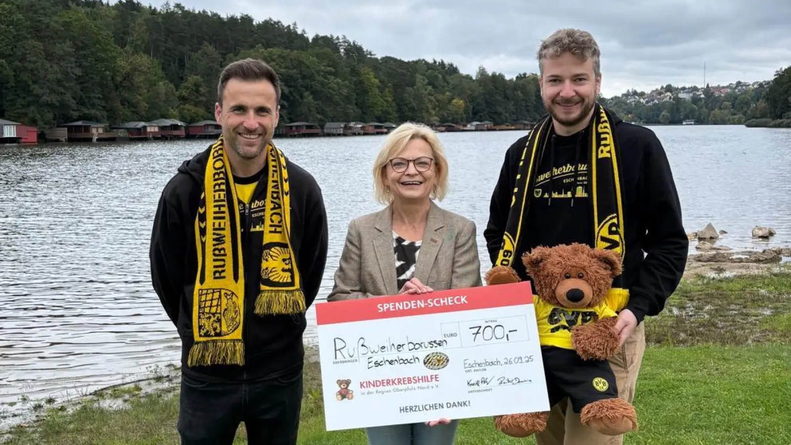 Obligatorische Spendenübergabe am Rußweiher in Eschenbach - v.l. n.r. Dominic Reiter, Waltraud Wagner, Peter Kneidl  (Bild: Dominic Reiter)