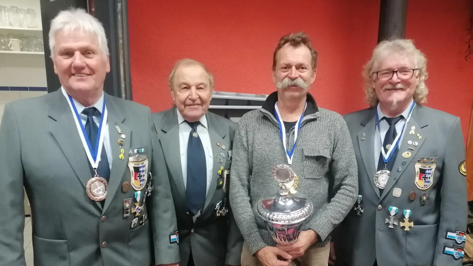 Von links dritter Sieger Josef Schlagenhaufer, Ehrenvorstand der KSK Franz Stiegler, Vereinsmeister Gerhard Herbst und zweiter Sieger Hermann Knauer (Bild: Hermann Schmidt)