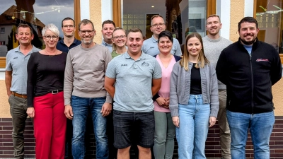 Die neue Vorstandschaft des Skiclubs mit (von links): Karl Graf, Claudia Siegert, Stephan Lehmann, Alexander Münch, Valentin Lindl, Emma Rott, Luca Geier, Johannes Rumpler, Lisa Winter, Miriam Kredler, Christian Gradl und Felix Willax. Es fehlen Nikolas Mägerl und Felix Lindl.  (Bild: Johannes Rumpler )