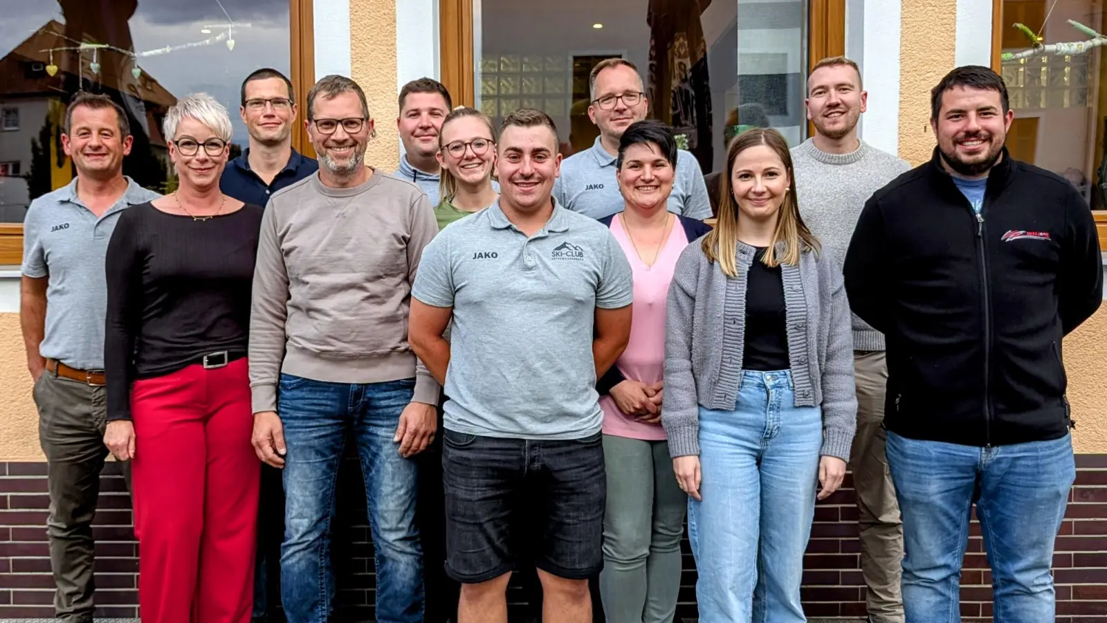 Die neue Vorstandschaft des Skiclubs mit (von links): Karl Graf, Claudia Siegert, Stephan Lehmann, Alexander Münch, Valentin Lindl, Emma Rott, Luca Geier, Johannes Rumpler, Lisa Winter, Miriam Kredler, Christian Gradl und Felix Willax. Es fehlen Nikolas Mägerl und Felix Lindl.  (Bild: Johannes Rumpler )