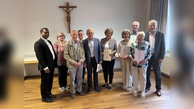 Vorstand Franz Völkl ehrte Frau Getrud Ubl für 50 Jahre Mitgliedschaft, Josef und Maria Völkl für 25 Jahre Mitgliedschaft, Heitrun und Franz Rosner für 15 Jahre Mitgliedschaft. Pfarrer John Subash Vincent, Diözesansekretär Markus Nickl, Kreisvorsitzende der KAB Petra Dötsch, Bürgermeister Thomas Meiler gratulierten den Geehrten. (Bild: Werner Rosner)