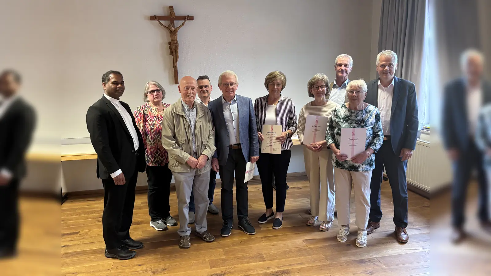 Vorstand Franz Völkl ehrte Frau Getrud Ubl für 50 Jahre Mitgliedschaft, Josef und Maria Völkl für 25 Jahre Mitgliedschaft, Heitrun und Franz Rosner für 15 Jahre Mitgliedschaft. Pfarrer John Subash Vincent, Diözesansekretär Markus Nickl, Kreisvorsitzende der KAB Petra Dötsch, Bürgermeister Thomas Meiler gratulierten den Geehrten. (Bild: Werner Rosner)