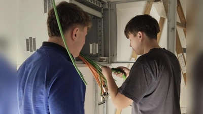 Schüler Felix Vogel bei Elektroinstallationsarbeiten auf der Baustelle der Firma Holger Pühl. (Bild: Johanna Seifert)