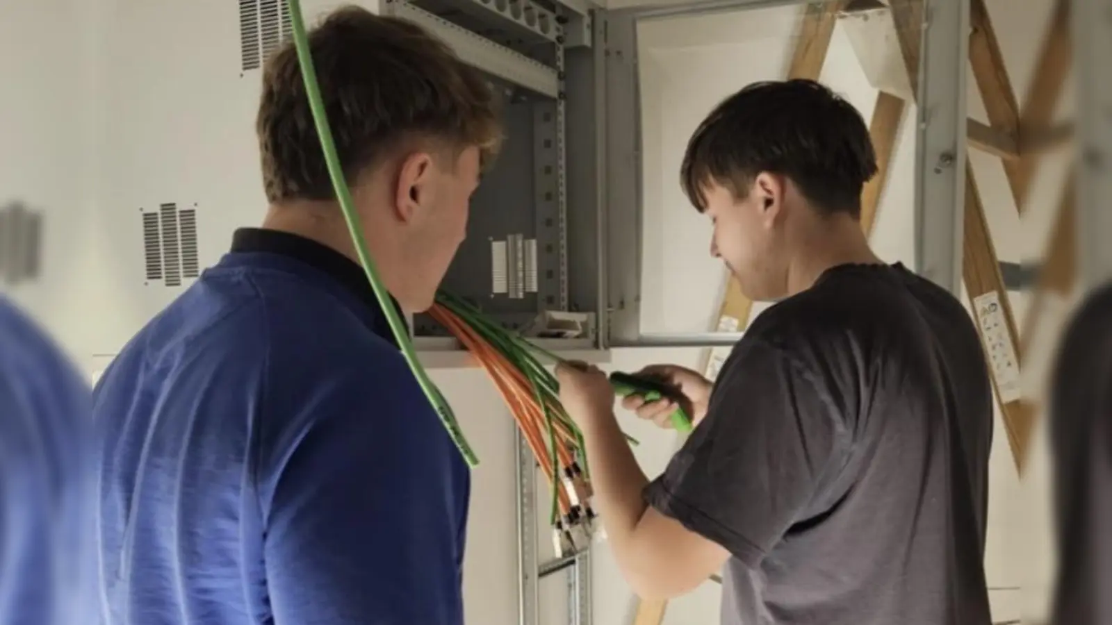 Schüler Felix Vogel bei Elektroinstallationsarbeiten auf der Baustelle der Firma Holger Pühl. (Bild: Johanna Seifert)