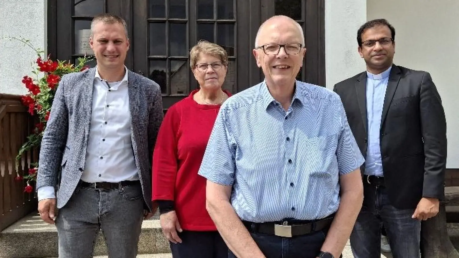 Bild zeigt den Jubilar Dr.Jochen Geißler (v.) zusammen mit Ehefrau Inge, Bürgermeister Wolfgang Söllner und Pfarrer Pater Anish George (Bild: Josef Söllner)
