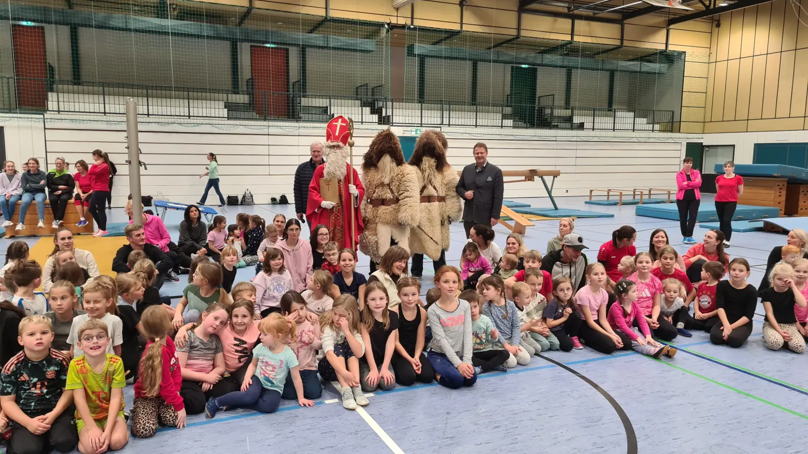 TUS Präsident Anton Bauernfeind mit dem Nikolaus, 2 Krampussen und Bürgermeister Stefan Grillmeier in den Turnstunden des TUS Mitterteich. (Bild: Martin Ernstberger)