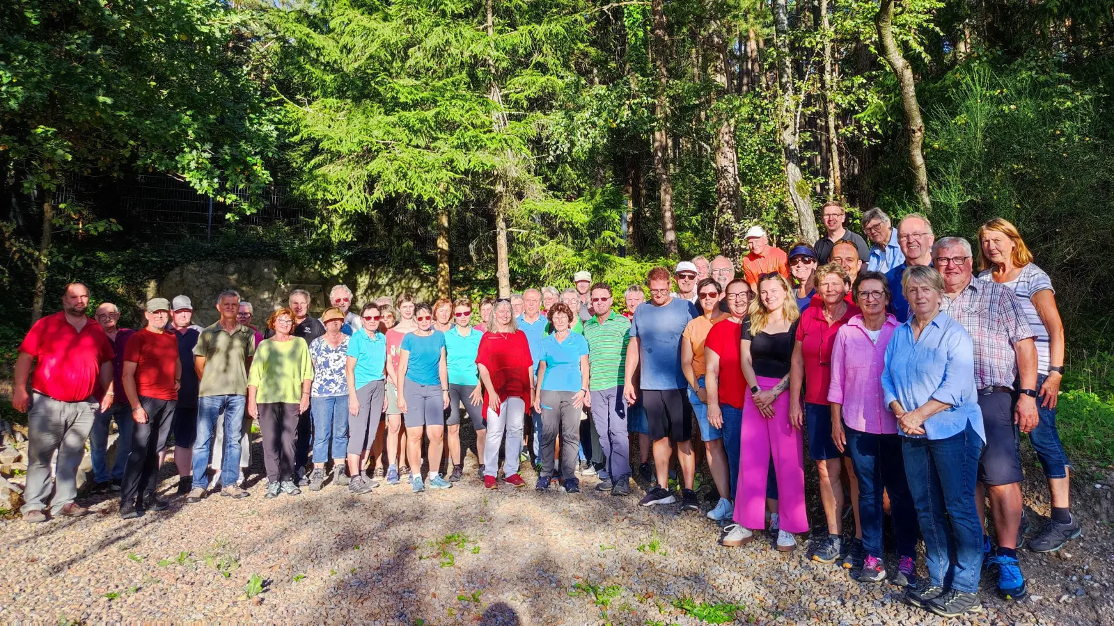 Die Teilnehmer der Grubenwanderung vor dem Heinrich-Kocher-Stollen in Wölsendorf (Bild: Doris Ferschl)