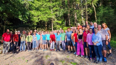 Die Teilnehmer der Grubenwanderung vor dem Heinrich-Kocher-Stollen in Wölsendorf (Bild: Doris Ferschl)