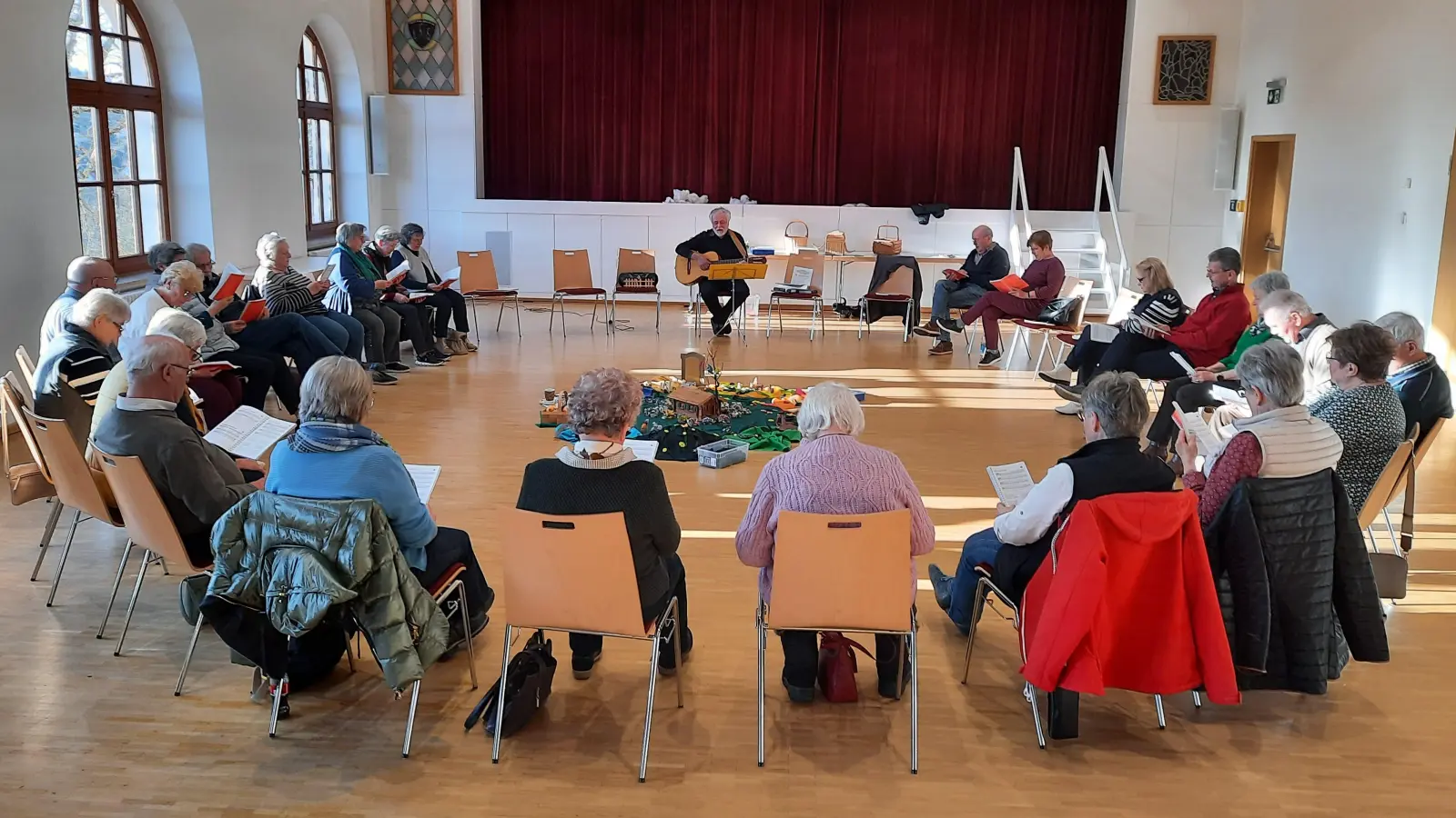 Beim Einkehrtag der Senioren im Nabburger Jugendwerk wurde der Vortrag von Pfarrer Prechtl durch das ein oder andere Lied bereichert (Bild: Thomas Kern)