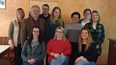 Der Kath. Frauenbund Etzgersrieth wird jetzt von einem Vorstand-Team mit Andrea Schnupfhagn, Sonja Mitlmeier und Andrea Picka (vorne von links) geführt. Schriftführerin bleibt Simone Sauer (Vierte von links) und Kassenwartin Desiree Bodensteiner (rechts). (Bild: Theresia Mitlmeier  )