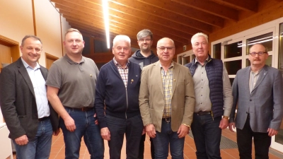 Die Geehrten Gerd Scharff, Josef Zitzmann, Karl Liegl (ab zweiten von links) mit den Ehrengästen und Vorsitzenden Josef Varnhold (Zweiter von rechts) und Dirigent Holger Scheufler (Mitte) (Bild: Sieglinde Schärtl)