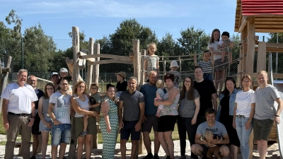 Foto (von links): 2. Bürgermeister German Hartmann, Bauhofleiter Oswald Weis sowie die am Aufbau der neuen Geräte beteiligten Familien Beer, Wild, Goorkany, Kraus, Richt, Rath und Zintl. (Bild: Magdalena Richt)