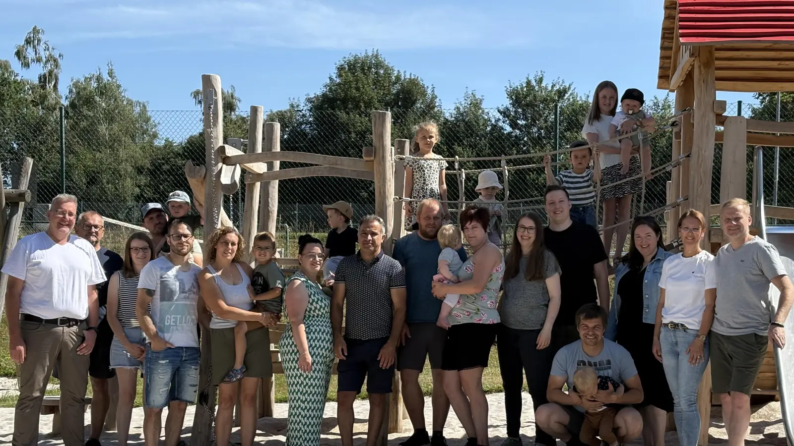 Foto (von links): 2. Bürgermeister German Hartmann, Bauhofleiter Oswald Weis sowie die am Aufbau der neuen Geräte beteiligten Familien Beer, Wild, Goorkany, Kraus, Richt, Rath und Zintl. (Bild: Magdalena Richt)