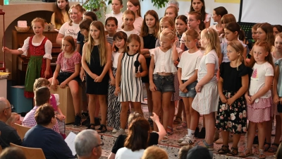 Auch die kleinsten des Chores moderieren schon die Lieder an. (Bild: Felix Kleinort)