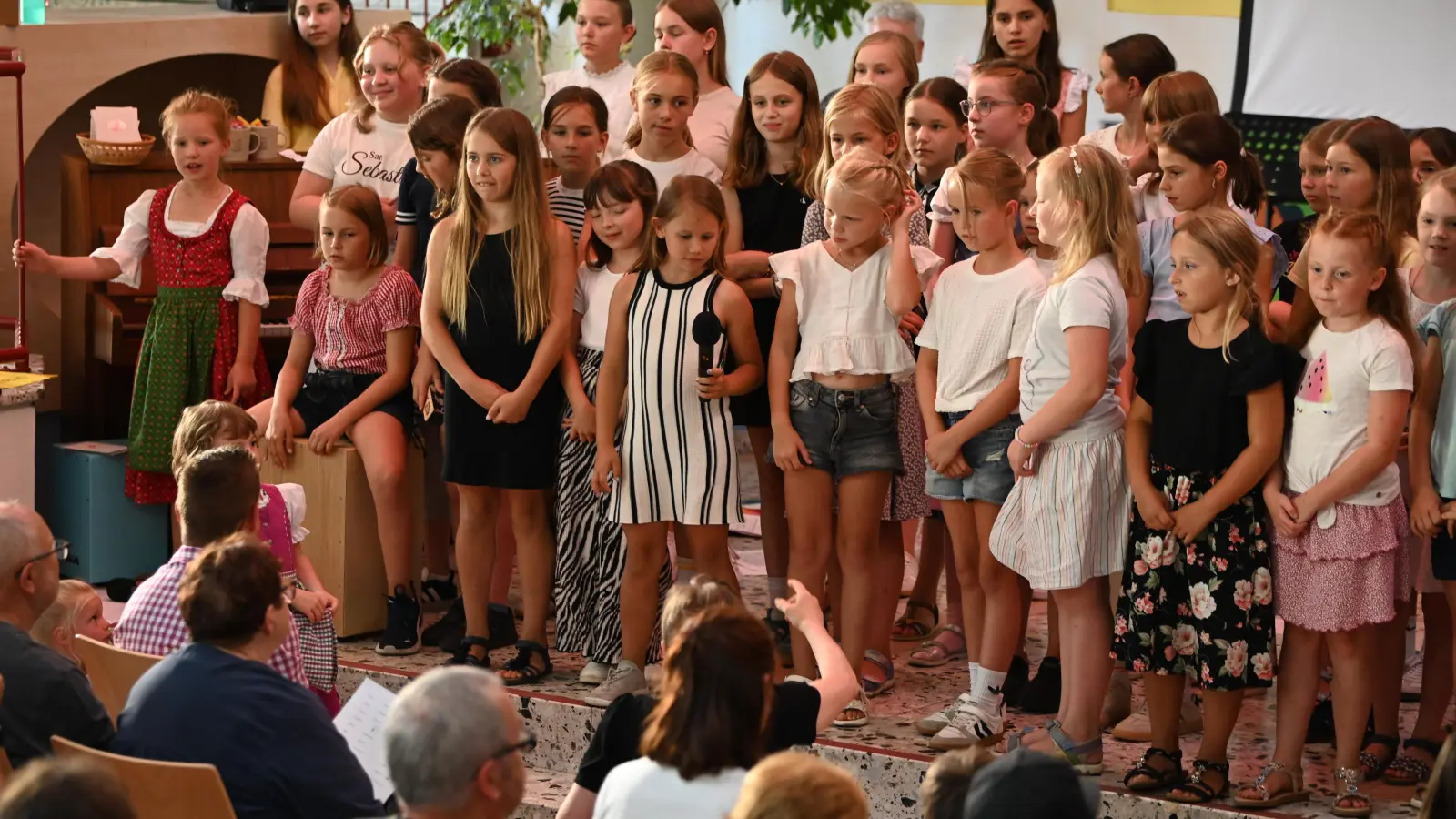 Auch die kleinsten des Chores moderieren schon die Lieder an. (Bild: Felix Kleinort)