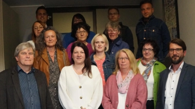  Rektor Werner Winderl (links) und Konrektor Peter Grosser (rechts) bedanken sich für die wertvolle Arbeit der Betreuungspersonen im Ganztag. (Bild: Elfriede Weiß)