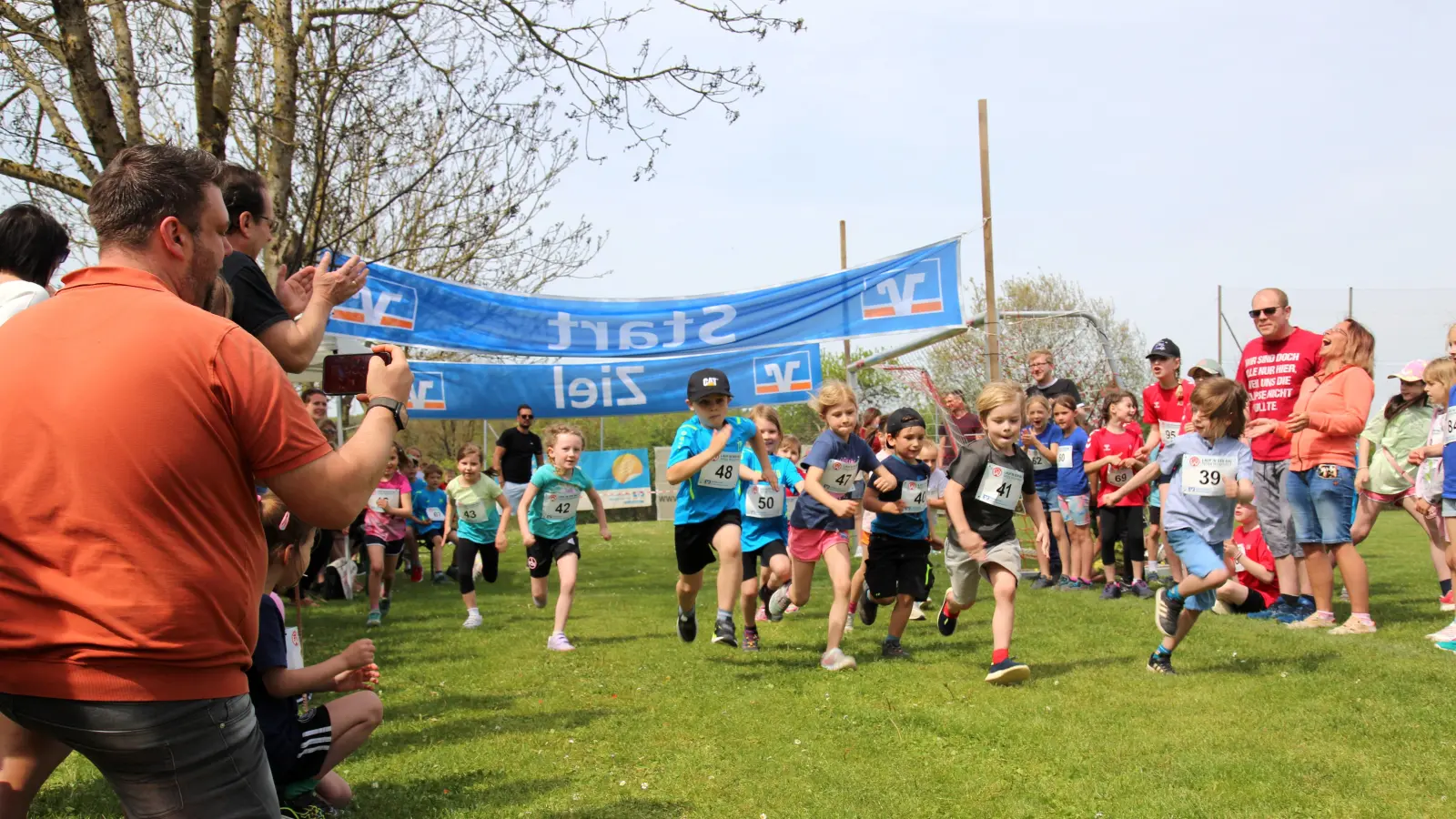 Langer Frühschoppen mit Kinderlauf am Hellberg (Bild: Oleh Tereshenkoo)