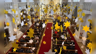 Auf dem Weg zum großen Stern von Bethlehem werden die Kirchenbesucher von einem Sternenhimmel aus 600 Sternen und 20 Engeln begleitet. (Bild: Nicola Hummer)