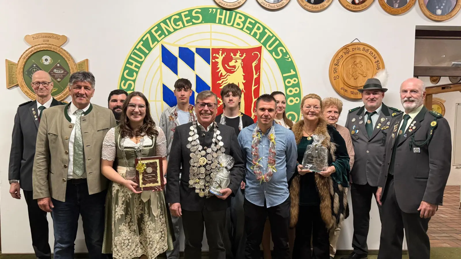 v.l.n.r. 2. Schützenmeister Michael Hiller, Bürgermeister Edgar Knobloch, Thomas Ziegler, Jungschützenkönigin Hanna Biersack, Jan Waschkewitsch, Schützenkönig Georg Regn, Dennis Jakimenko, Andreas Sirtl, Sophie Schregelmann, Caroline Fink, Monika Wessels, Sportleiter Manfred Schregelmann, 1. Schützenmeister Bernhard Ott (Bild: Roland Rupprecht)