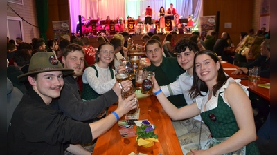 „Ein Prosit der Gemütlichkeit”, hieß es auch bei diesen jungen Leuten beim Starkbierfest der Feuerwehr Moosbach in der Turnhalle. (Bild: Peter Garreiss)