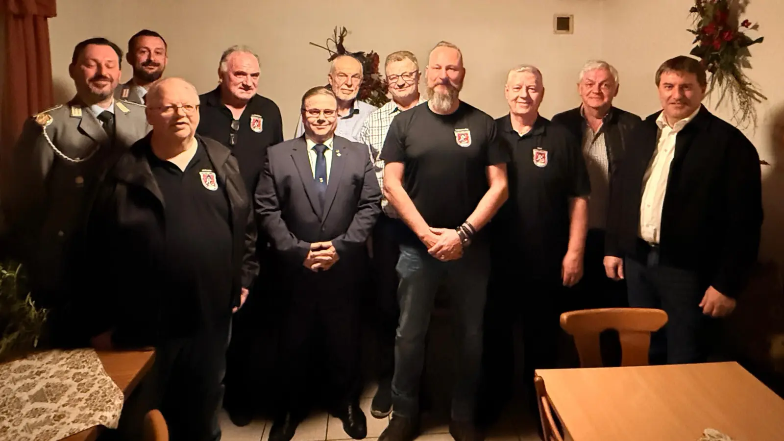 Die neue gewählte Vorstandschaft mit Bürgermeister Ewald Plößner sowie Mitgliedern des Vorstandes der Kreisgruppe Oberpfalz Nord. (Bild: Jochen Lobenhofer)