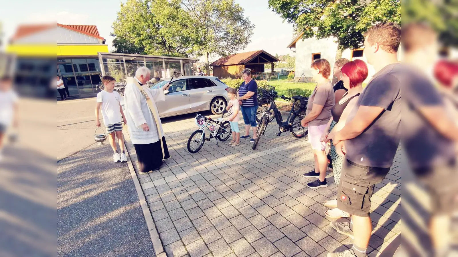 Zur Fahrzeugsegnung kann jeder Fahrzeugbesitzer, auch Kinder mit ihren Fahrrädern kommen. (Bild: gz)