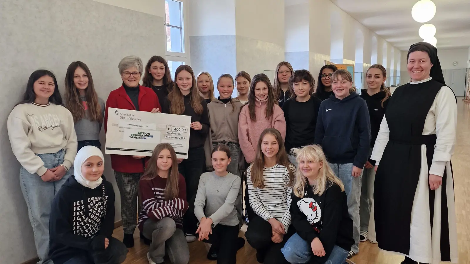 Die Schülerinnen der Sozialwesengruppe der Klasse 7b zusammen mit Frau Dr. Annemarie Schraml und Sr. M. Raphaela bei der Scheckübergabe. (Bild: Kerstin Reiter)