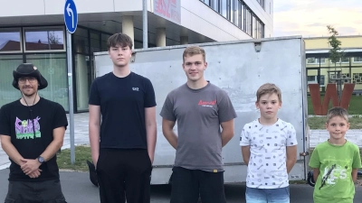 Vier Fahrer starten in Sonthofen beim Endlauf. von Links nach Rechts :Trainer und Betreuer Andreas Sirtl, Ben Koller, Ludwig Tischlinger, Leonas Grabe, Dominik Fröhlich (Bild: Karl-Heinz Dietrich)