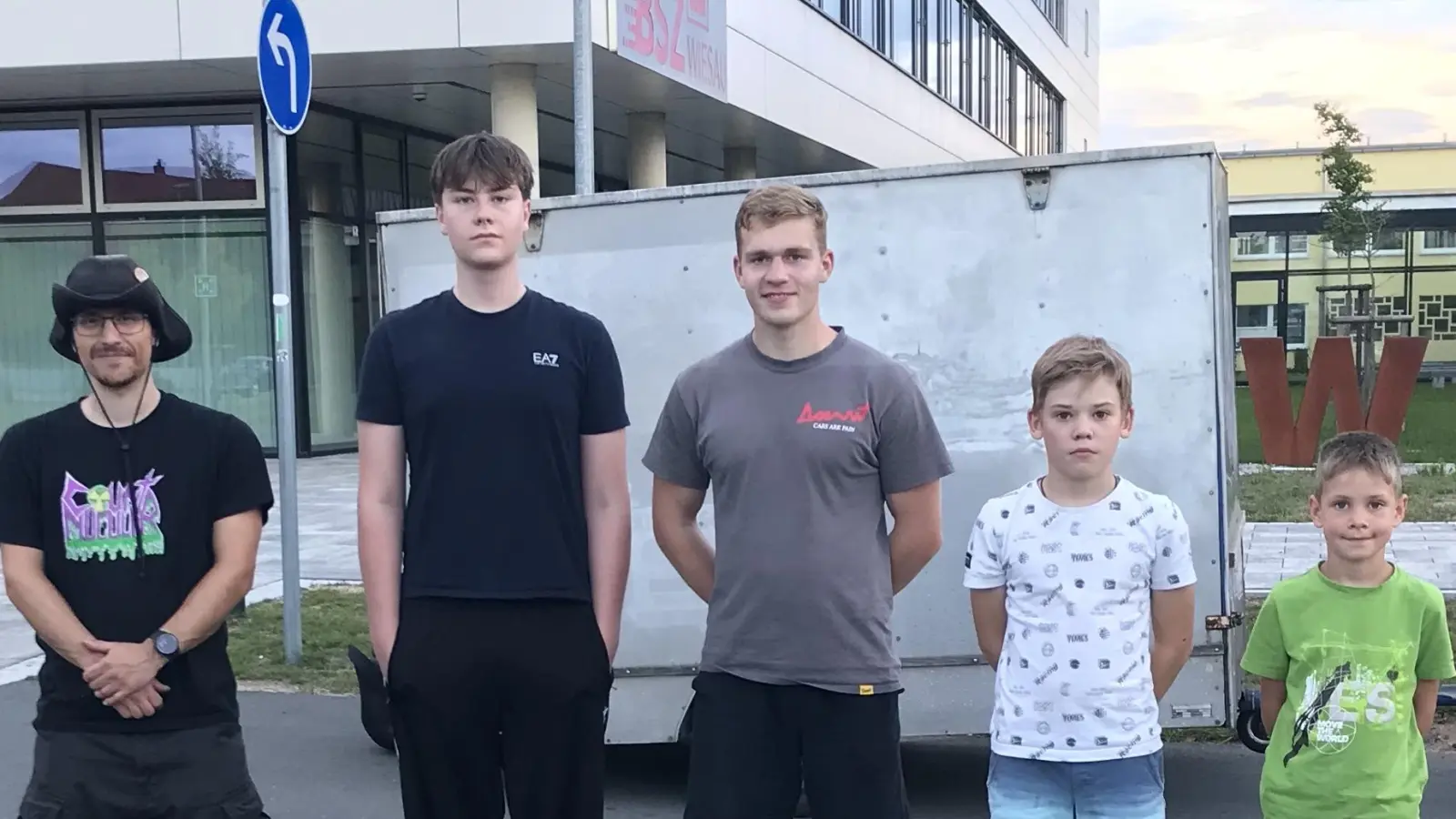 Vier Fahrer starten in Sonthofen beim Endlauf. von Links nach Rechts :Trainer und Betreuer Andreas Sirtl, Ben Koller, Ludwig Tischlinger, Leonas Grabe, Dominik Fröhlich (Bild: Karl-Heinz Dietrich)