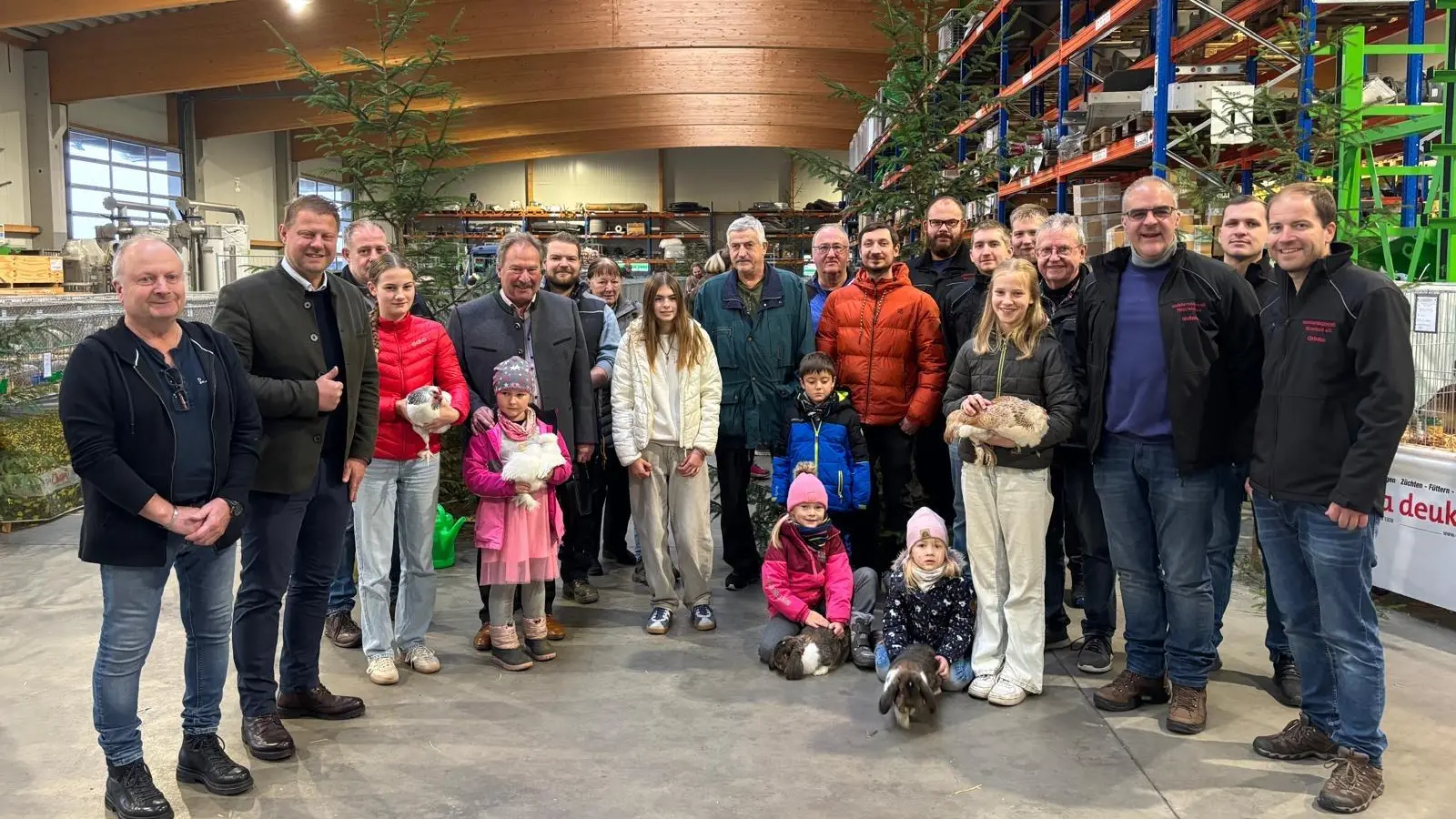 Eröffnung der Lokalschau des KTZV Mitterteich e.V. mit Bürgermeister Stefan Grillmeier (2.vl,) und 2. Bürgermeister Johann Brandl (4.vl), sowie zahlreichen Jungen Tierfreunden, Besuchern und Ausstellern. (Bild: Wolfgang Gründl)