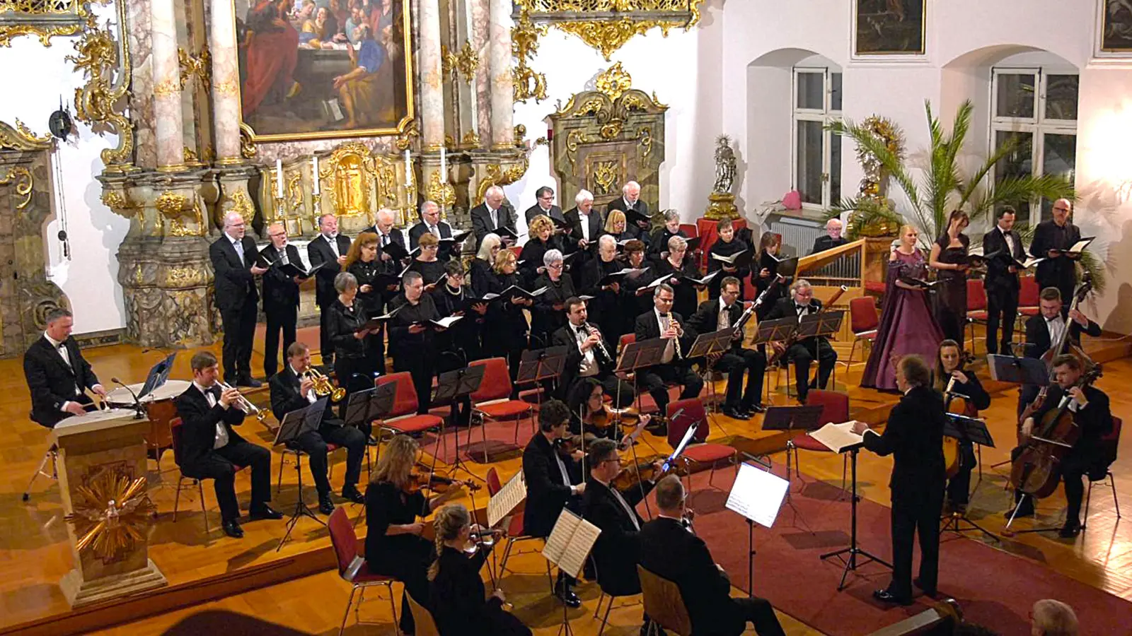 Die Gesangssolisten Manuela Falk, Isabel Grübl, Thomas Falk und Markus Simon, die Amberger Chorgemeinschaft und das Bohemia Sinfonieorchester Prag beeindruckten unter der Leitung von Dieter Müller mit einem „Concerto di Musica Sacra” im Kongregationssaal St. Georg, Amberg. (Bild: Peter Ringeisen)