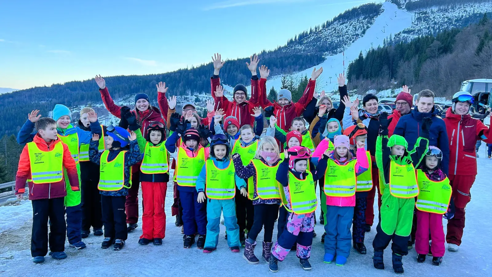 Die 26 Skikursteilnehmer mit ihren Ausbildern (Bild: Johann Bauer)