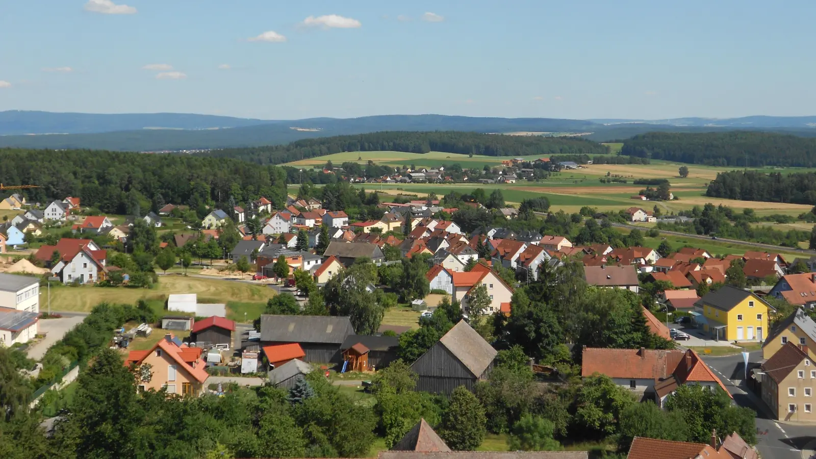 Archivbild mit Blick auf Konnersreuth und Neudorf (Bild: Max Bindl)