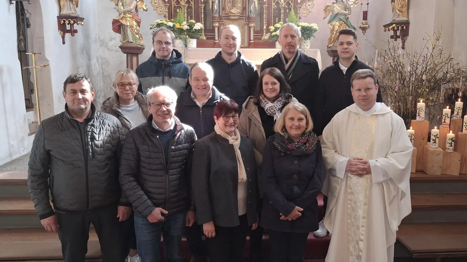 Das Bild zeigt die aktuelle Zusammensetzung des Pfarrgemeinderats der Pfarrei Kastl:<br>hinten, v.l.n.r.: Tobias Leibl, Jonas Zeitler, Thomas Deubzer, Bastian Schmidt.<br>mitten, v.l.n.r.: Silvia Schinner, Gerhard Veigl, Kathrin Wöhrl.<br>vorne, v.l.n.r.: Ludwig Arnold, Michael Braunreuther, Elisabeth Merkl, Anna Gmeiner, Pfarrer Thomas Kraus<br>auf dem Bild fehlt: Martina Oguntke. (Bild: Birgit Übelmesser )