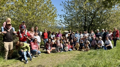 Die Gruppe vom OGV Hohentreswitz auf dem Freudenberger Märchenweg in Hainstetten. (Bild: Amelie Hahn)