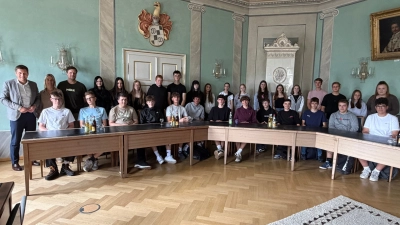 (vl.n.r.): Erster Bürgermeister Nicolas Lahovnik gemeinsam mit Schülern der neunten Klassen der Sigmund-Wann-Realschule bei den Projekttagen „Misch dich ein“. (Bild: Kristina Wiedel)