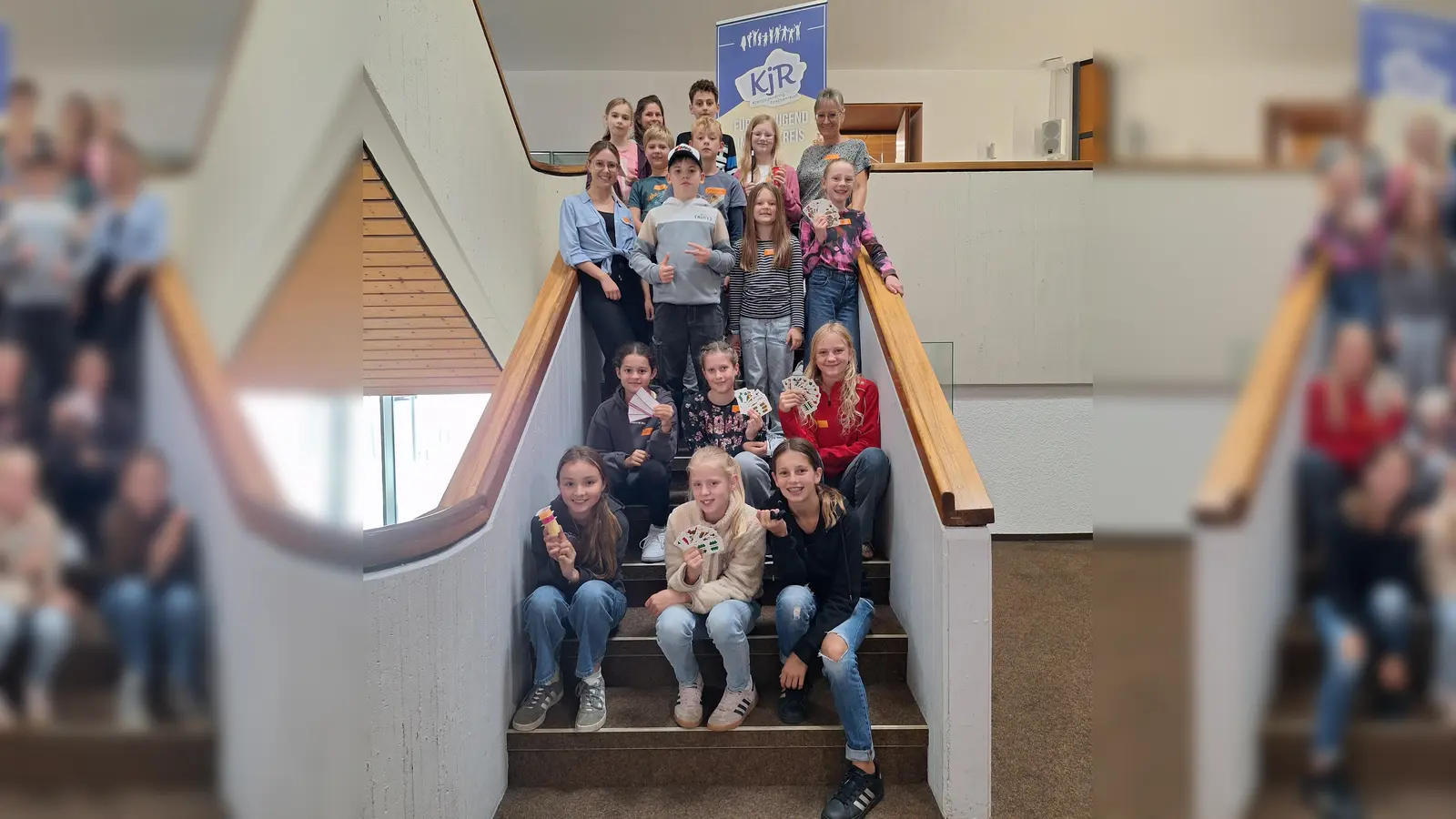 Die aufmerksamen Zauberlehrlinge zusammen mit der geduldigen Zaubertrainerin Anna Lucia Bauer am Ende des Workshops. (Bild: Anita Weber-Tretter)