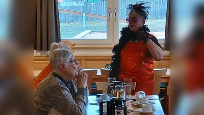 Edeltraud Frank sorgte für Lachtränen bei den Senioren.  (Bild: Egon Böhm)