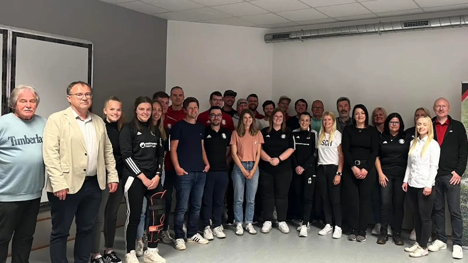 Die neu gewählte Vereinsführung und Jugendleitung samt Wahlausschuss und Ehrengästen  (Bild: Melina Schrott)