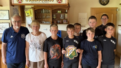 Kinder und Anleiter des Schafkopfkurses im FC-Sportheim. Erster von links: Der Ehrenvorsitzende des 1. FC Schmidgaden Josef Schimmer.  (Bild: Martin Bauer)