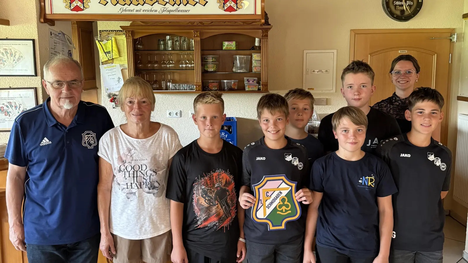 Kinder und Anleiter des Schafkopfkurses im FC-Sportheim. Erster von links: Der Ehrenvorsitzende des 1. FC Schmidgaden Josef Schimmer.  (Bild: Martin Bauer)
