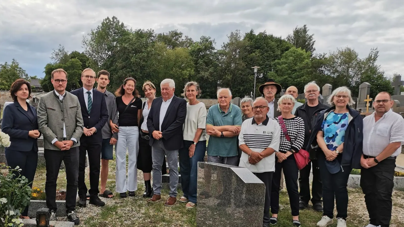 Viele Weggefährten, Mandatsträger und Freunde haben sich um das Familiengrab der Familie Spichtinger versammelt, um dem ehemaligen Landrat und Bürgermeister Josef Spichtinger zum 100. Geburtstag zu gedenken. (Bild: Lorenz Reil)