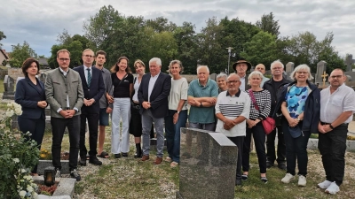 Viele Weggefährten, Mandatsträger und Freunde haben sich um das Familiengrab der Familie Spichtinger versammelt, um dem ehemaligen Landrat und Bürgermeister Josef Spichtinger zum 100. Geburtstag zu gedenken.  (Bild: Lorenz Reil)