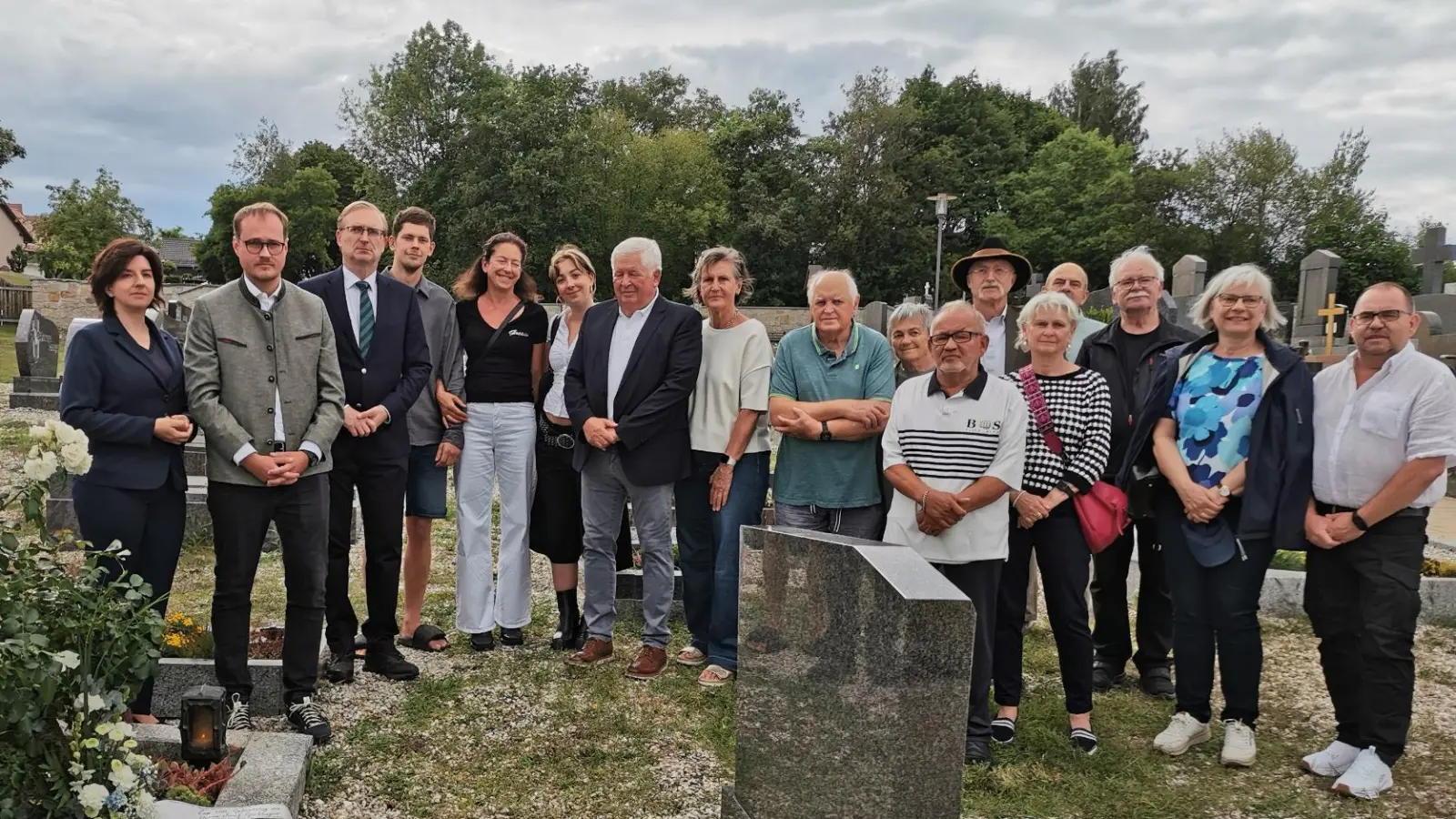 Viele Weggefährten, Mandatsträger und Freunde haben sich um das Familiengrab der Familie Spichtinger versammelt, um dem ehemaligen Landrat und Bürgermeister Josef Spichtinger zum 100. Geburtstag zu gedenken.  (Bild: Lorenz Reil)