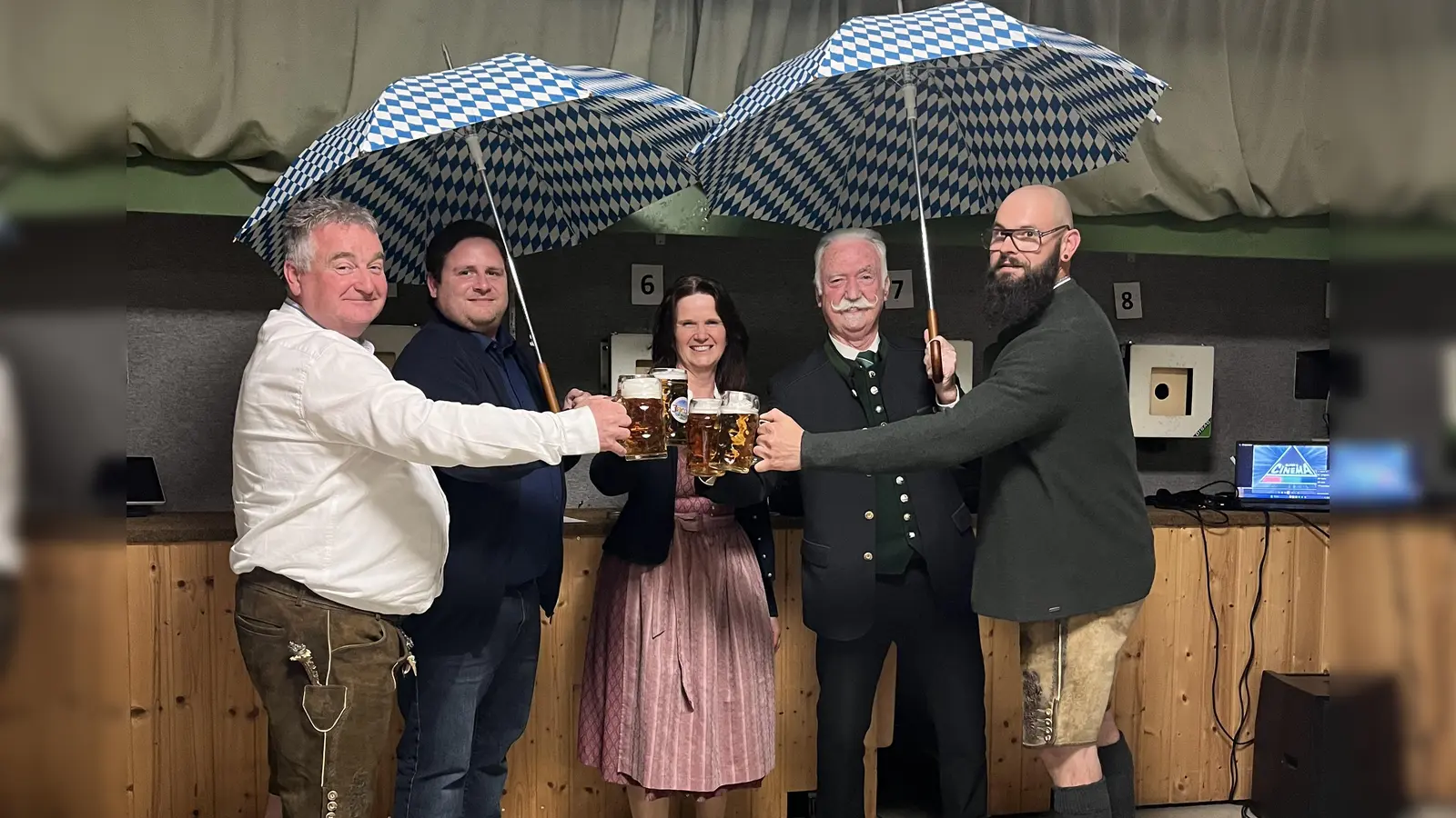 Feierliches Anstoßen auf die Schirmherren der Stadtschützen Pfreimd (v.l. Festleitung Dietmar Maier, Bürgermeister Florian Reger, Schützenmeisterin Karin Ruhland, OSB-Präsident Franz Brunner und 3. Schützenmeister Michael Irlbacher) (Bild: Karin Ruhland)